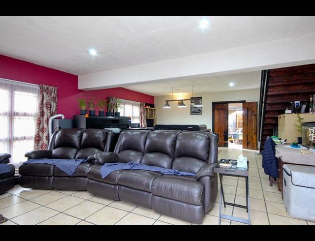 3 BEDROOM TOWNHOUSE FOR SALE IN THATCHFIELD